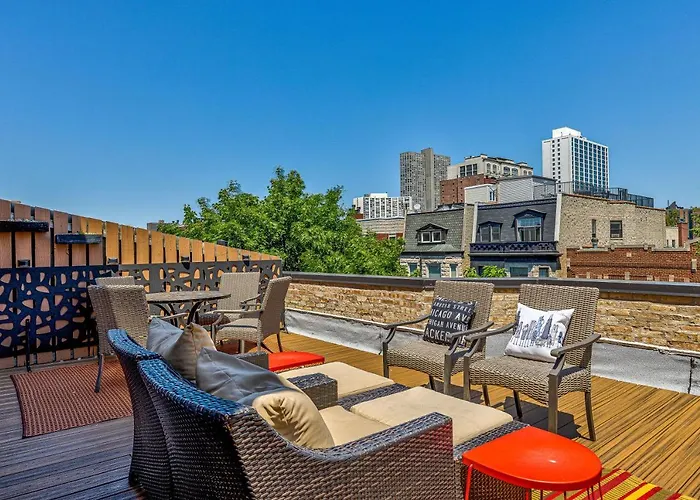 Cubbies Dream! Half A Block To Wrigley! You Can Feel The Excitement In The Air On Game Days! Apartment *