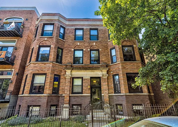 Cubbies Dream! Half A Block To Wrigley! You Can Feel The Excitement In The Air On Game Days! Apartment Chicago