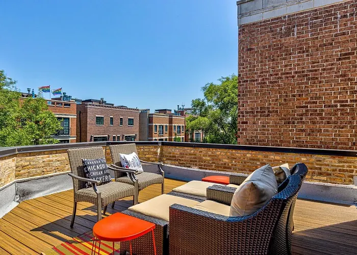 Apartment Cubbies Dream! Half A Block To Wrigley! You Can Feel The Excitement In The Air On Game Days! Chicago
